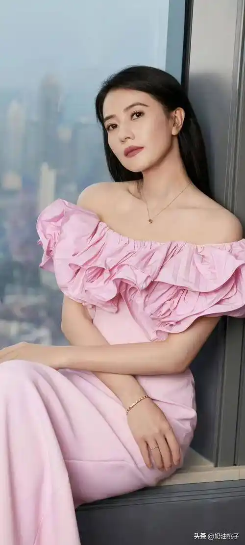 "高圆圆,黑发如瀑白裙飘逸,气质女神展现卓越风姿!