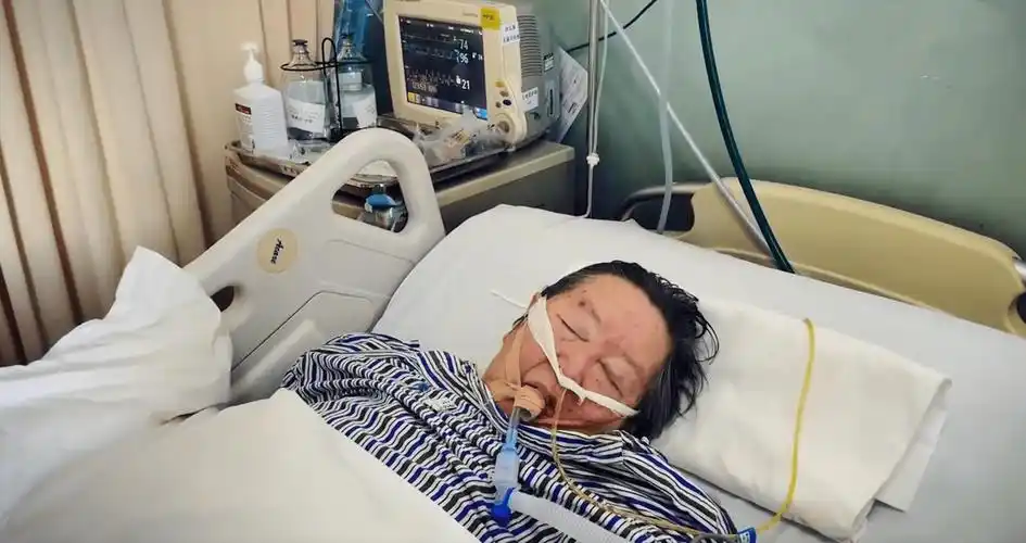 《大花轿》演唱者火风透露母亲去世,插管抢救数天却没躲过这一劫_霍焰