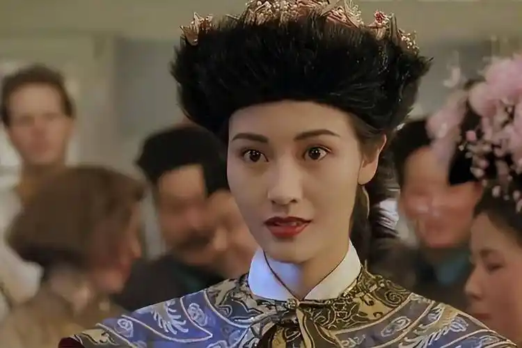 1988年的李嘉欣,横扫了香港各大选美比赛,一人收获四个选美比赛冠军