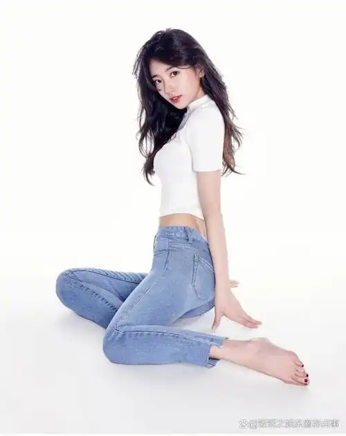 裴秀智不仅以其美丽的外表和"国民初恋"的形象深受喜爱,更以其在多个