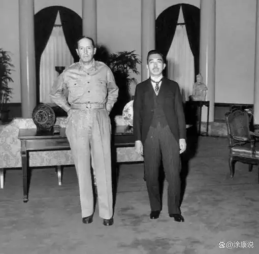 麦克阿瑟在日本当太上皇啥生活?霸占昭和第一女星,天皇像他儿子
