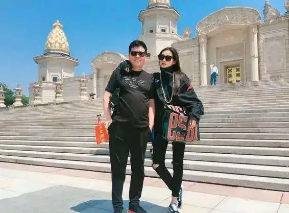 关晓彤和父母甜蜜出游一家三口同框合影拍照画面温馨又幸福