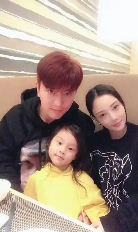 贾乃亮新恋情曝光?狗仔拍到他带美女回家,网友:祝福他