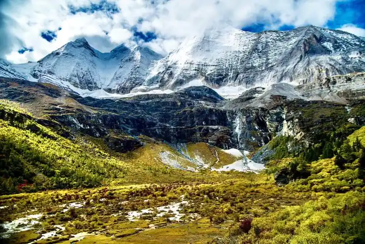 世界上最美的雪山央迈勇雪山