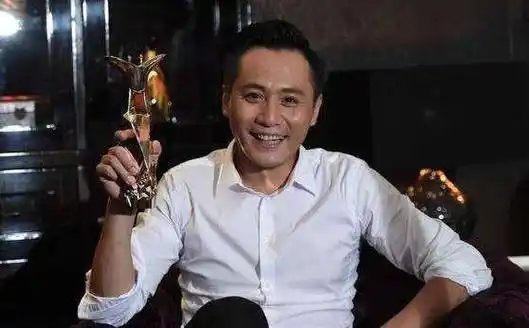 与每次出场都是精英导师熬鸡汤的靳东相比,刘烨优秀的不是一星半点.