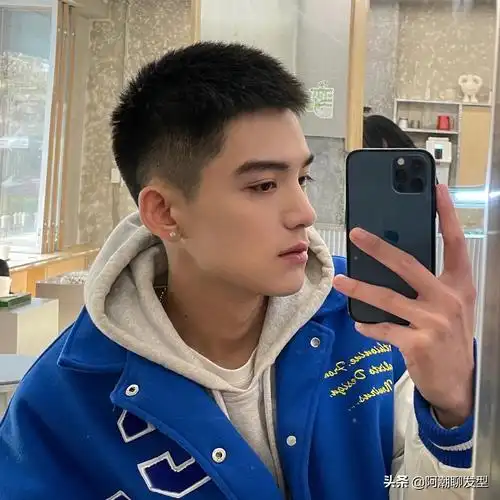 喜欢剪短发造型的男生,除了寸头发型,可以试试这款精简短发.