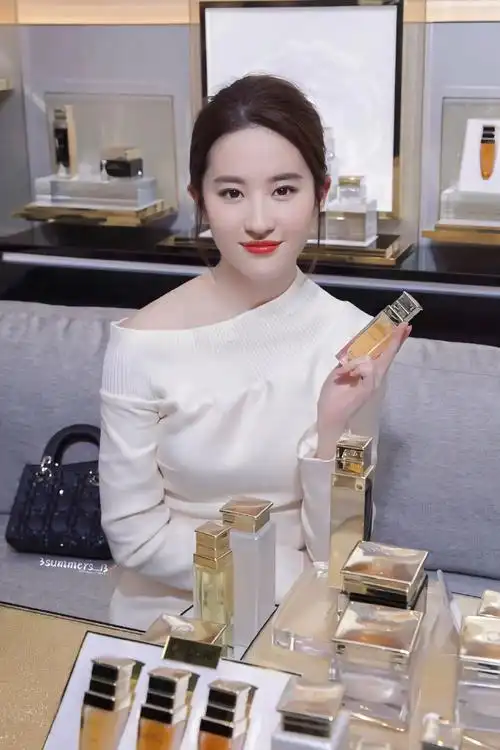 【图集】2016年刘亦菲出席dior花蜜活颜丝悦系列活动  刘家千金