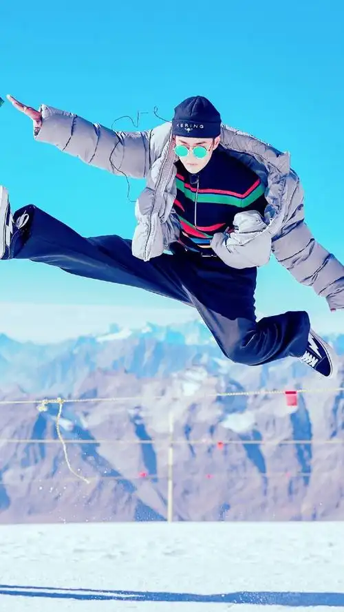 王一博74路飞装高难度运动