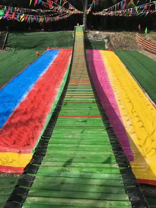 网红桥又叫摇摆桥,又叫摇摇桥,我相信很多年轻人对这一般都不陌生,无