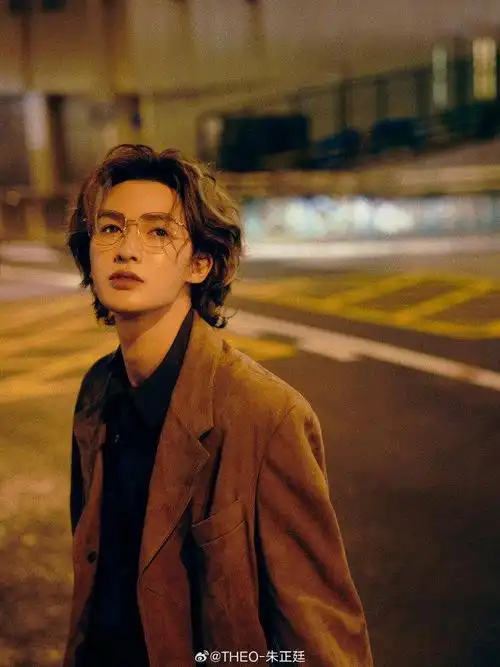 朱正廷街头夜景复古风大片眼镜卷发衬衫大衣look