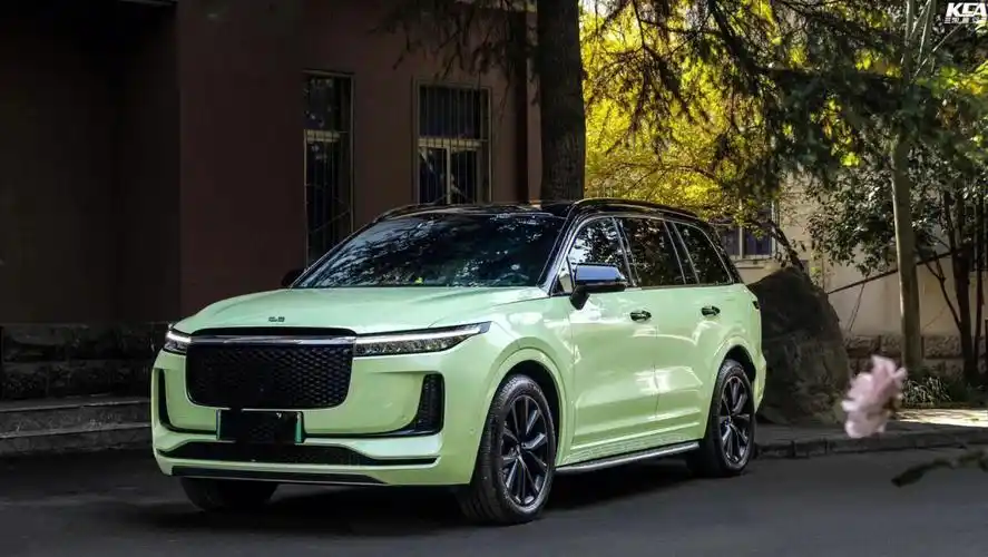 牛油果绿,今天这个理想one就贴了这个颜色#汽车改色贴膜  #牛油果绿