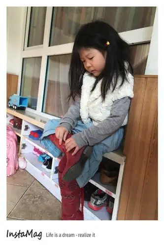 穿靴子的小姑娘