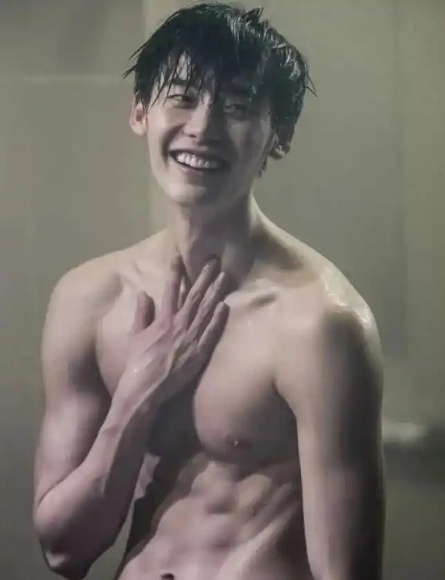 《黑话律师》李钟硕是肌肉花美男,健身前后差超多,身材变化史公开