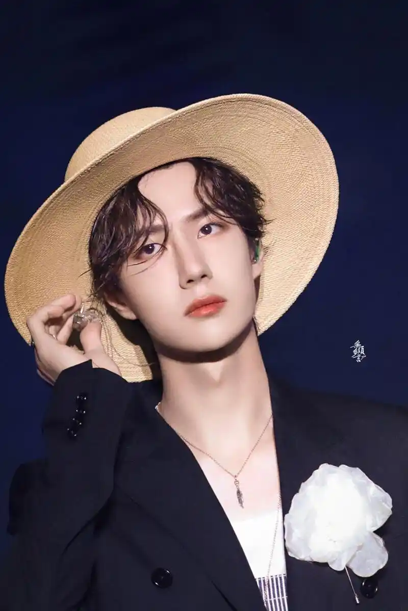 王一博74路飞装高难度运动