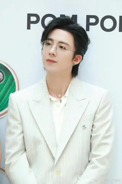 刘宇宁条纹西装##刘宇宁单侧耳钉