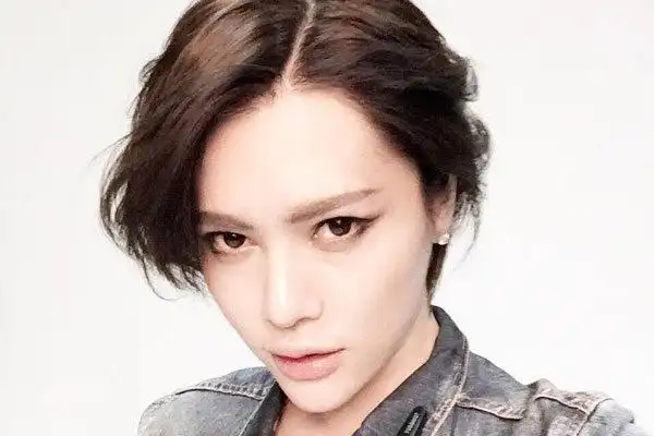 时诗的四任男朋友是谁中性风格是男是女