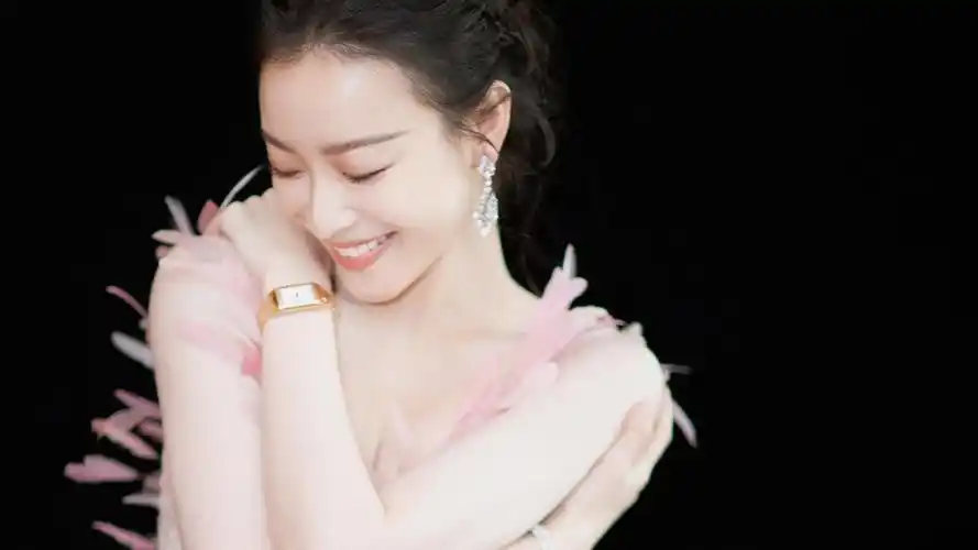 回车桌面>电脑壁纸>明星>大陆明星>倪妮粉色羽毛长裙甜美写真> > 电脑