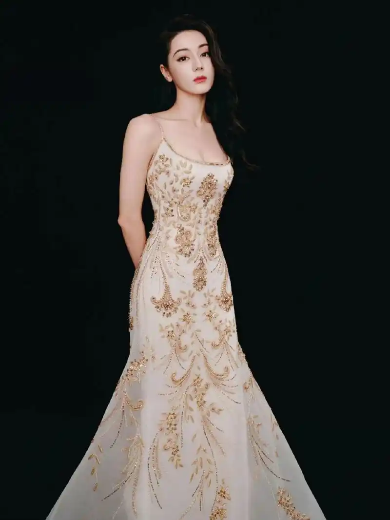 迪丽热巴今日活动造型 碎钻头纱裙真的好美好清爽 又一件高定礼服上身