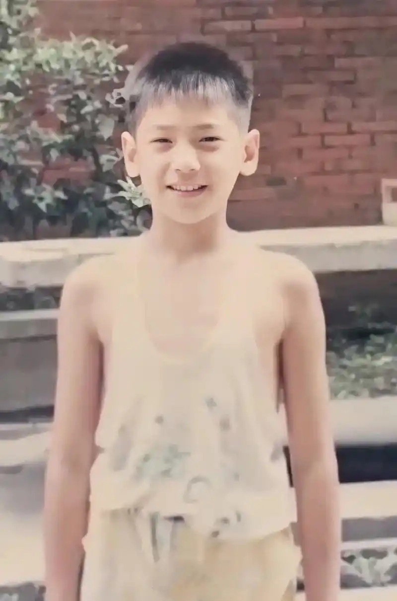 罗云熙童年照曝光 眉眼清秀被赞从小帅到大