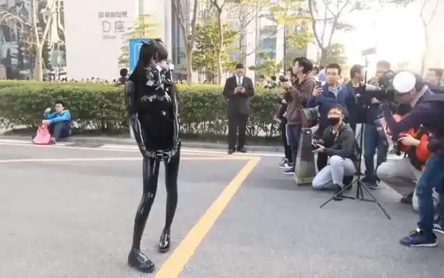 「前方高能」漫展上女装大佬穿乳胶衣,被大叔狂拍