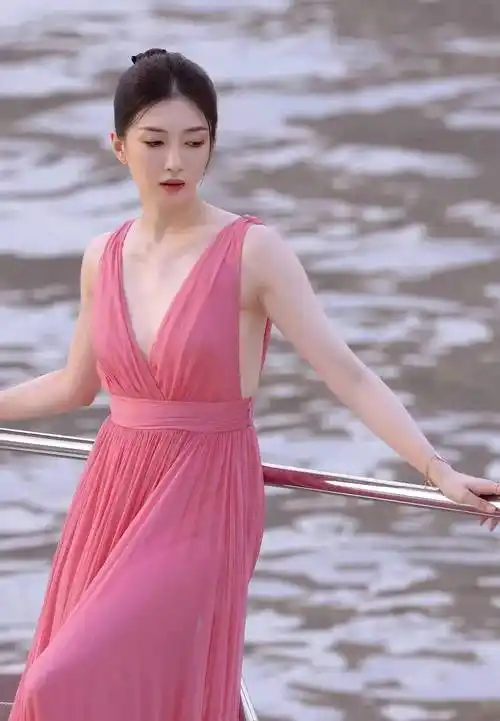 江疏影:身着"粉色球衣"湖边秀身材!_时尚_魅力_连衣裙