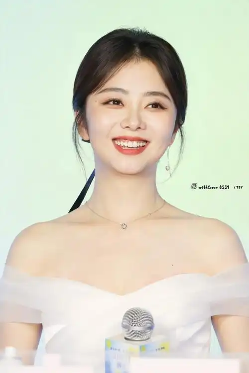 颐莲品牌喷雾代言人谭松韵#0708@颐莲品牌见面会@谭松韵seven(待奔