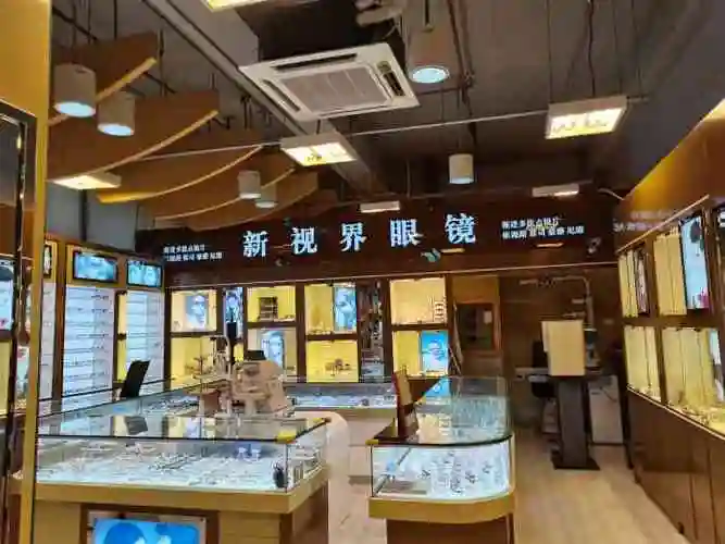新视界眼镜店(长宁店上海书城店)-"服务态度特别好,第一次带隐形眼镜