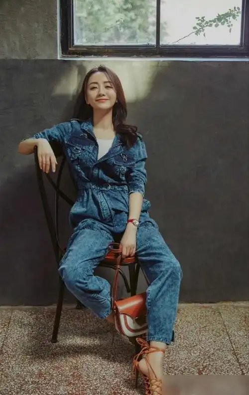 杨蓉日常打扮好随性少女碎花混着酷气牛仔风格活跃像小年轻