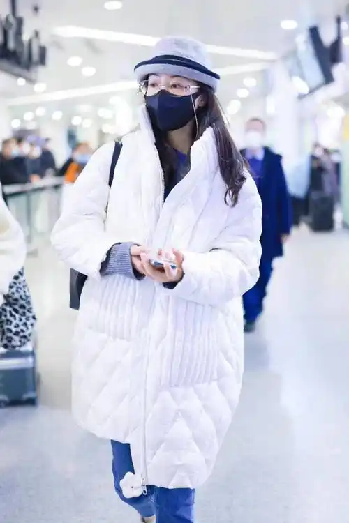 韩雪现身机场,白色长款羽绒服搭牛仔裤,温暖舒适又时尚!