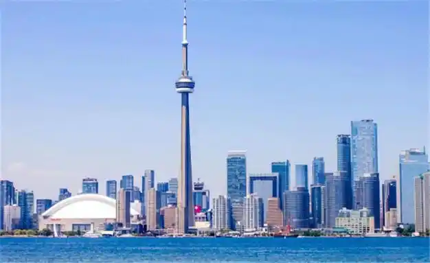 这座城市利用其独特的地理位置成为了加拿大东部的贸易枢纽.