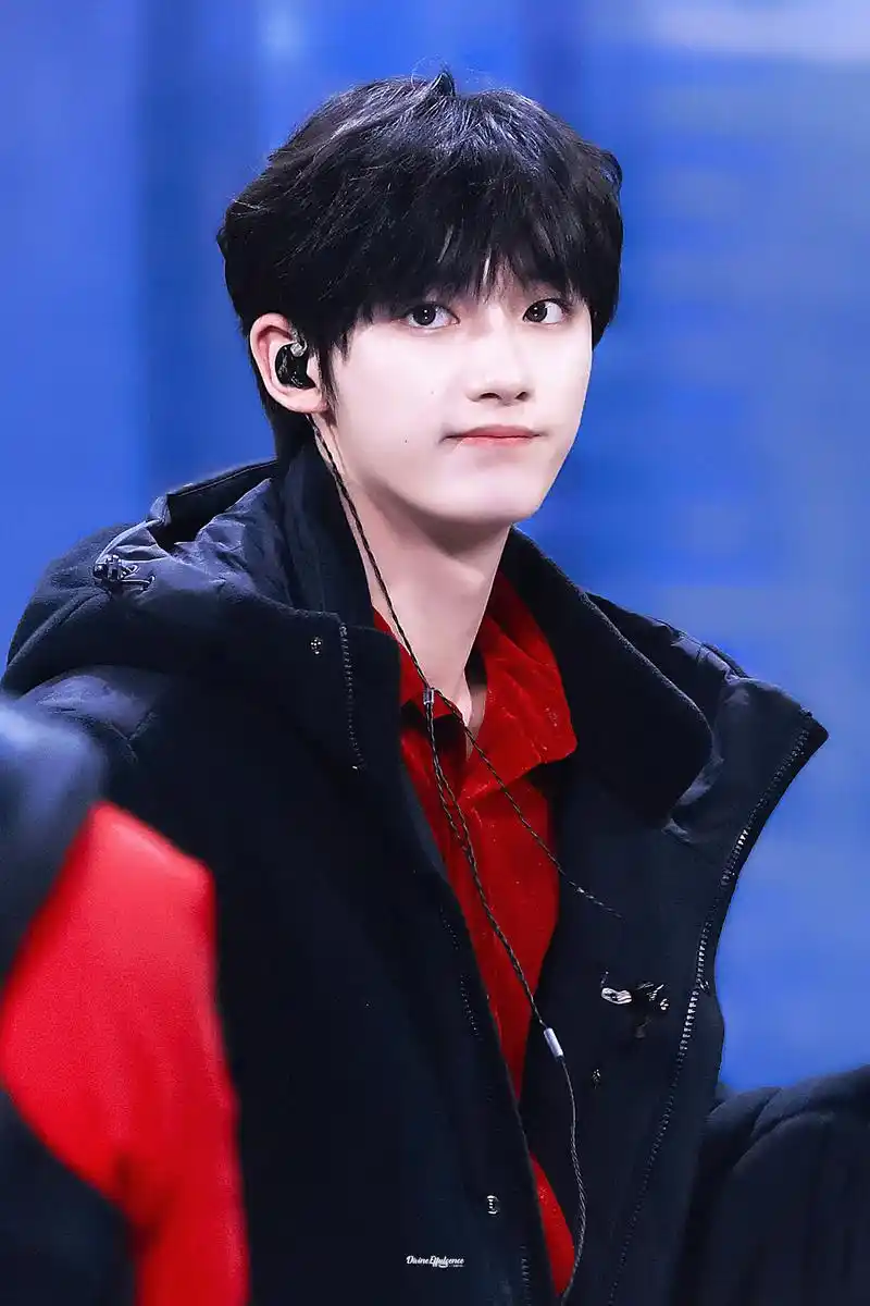 丁程鑫图片:唇红齿白美少年