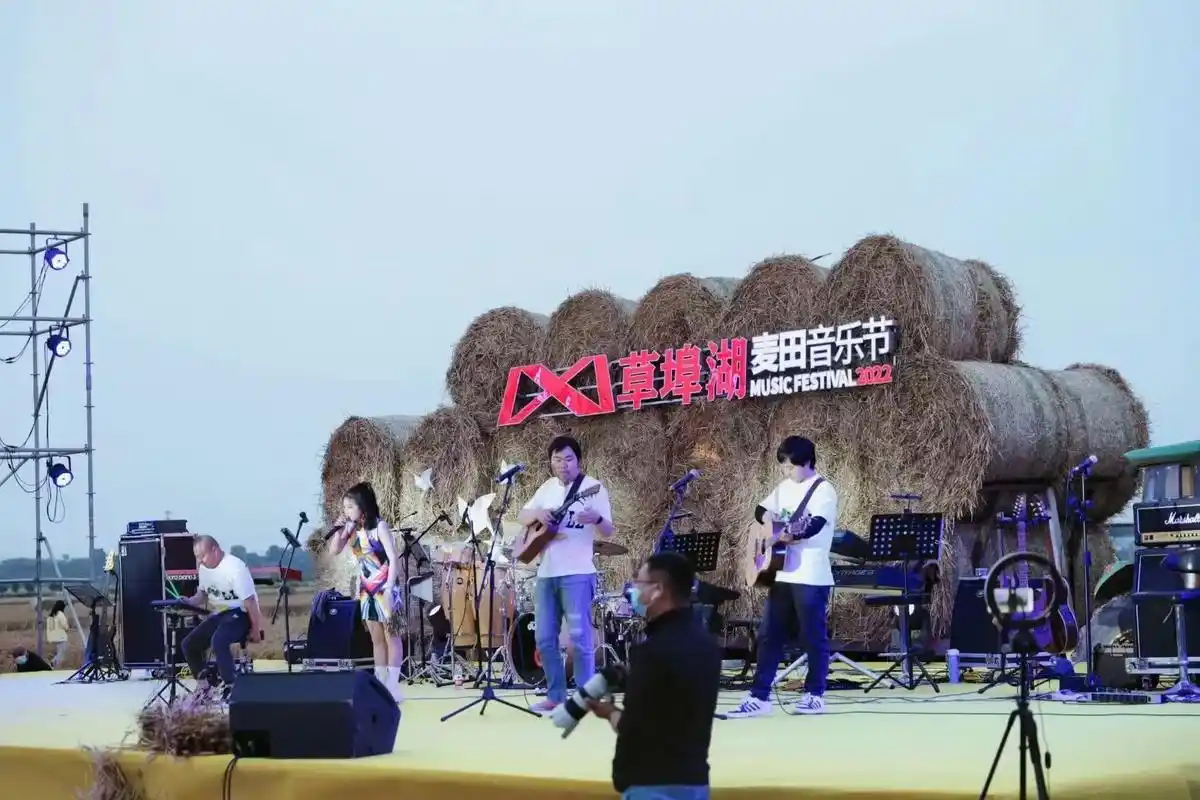 麦田音乐节收藏版…没有人有这些图片…以后肯定会有升值空间… - 抖