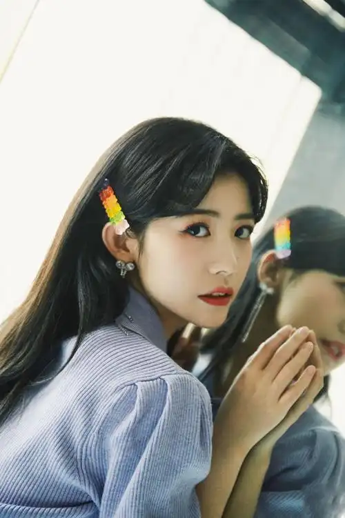 赖美云紫色毛衣甜美写真图片