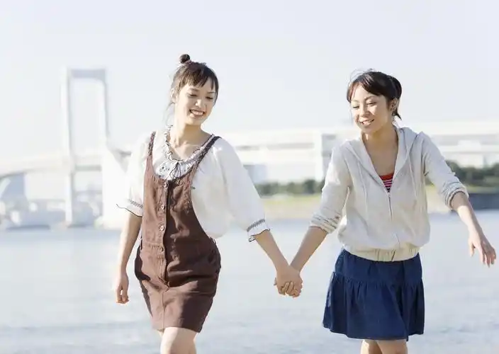 闺蜜手牵手图片