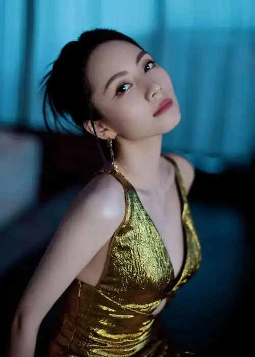 刘惜君金色深v礼裙写真大赏御姐气质暴露无遗