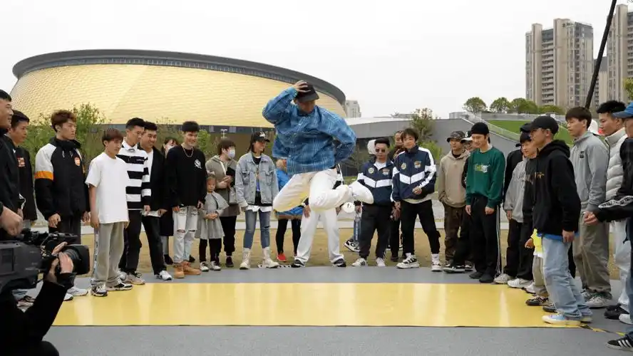 街舞迎亚运街头出道征战亚运运河公园霹雳舞进行时