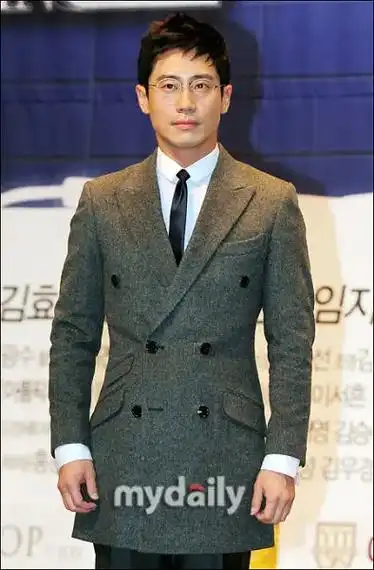 申河均是韩国演技派明星,48岁身高175,在2016年和小1 - 抖音