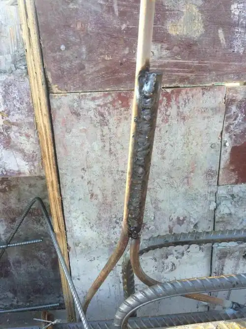 悦江阁     2#楼顶层防雷接地点焊接