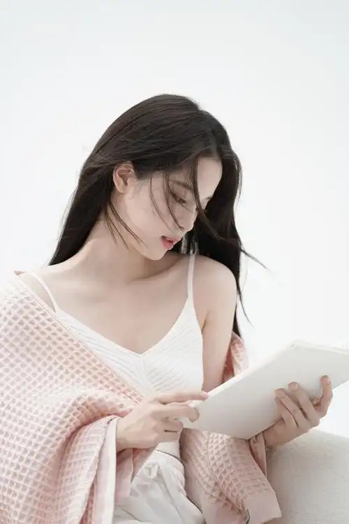 欧阳娜娜穿白色吊带甜笑 唇红齿白清纯可人