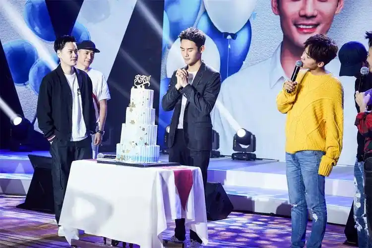 王凯生日会深情献唱 马天宇到场送祝福