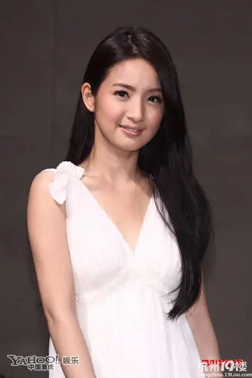 林依晨深v低胸装拍mv 入戏痛哭吓坏记者