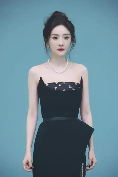 杨幂在首个元宇宙之夜,获沸点年度艺人称号,红毯造型时尚又优雅