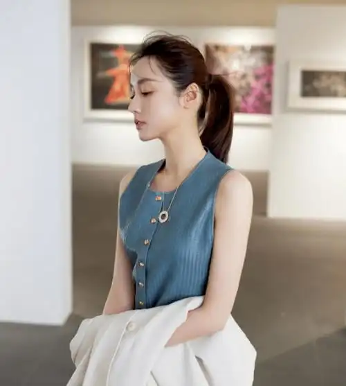 吕一可以说是不少90后的童年女神了,长相漂亮,演技还好,出道即巅峰啊.