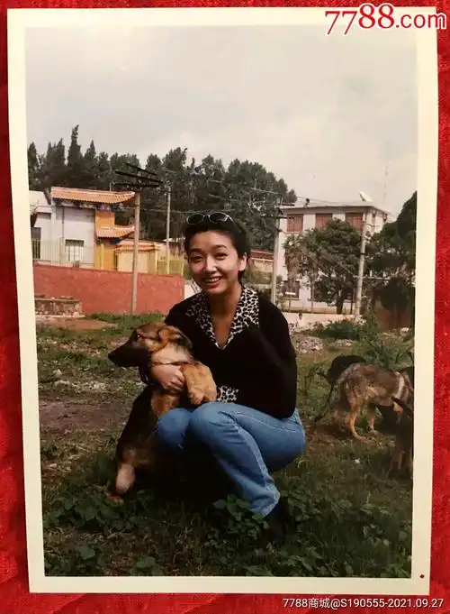 著名女演员歌手江珊抱着狗狗特色生活照老照片一枚