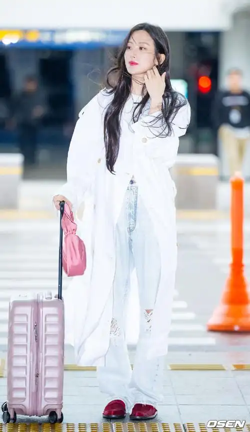 文佳煐机场新闻图##文佳煐白风衣造型