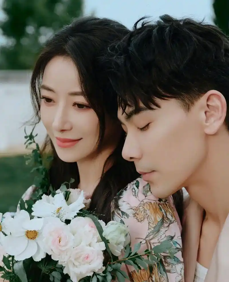 陈紫函与小9岁老公戴向宇晒照秀恩爱,两人携手共度七年,尽显甜 - 抖音