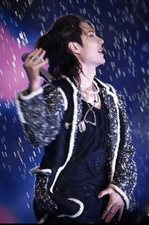 王一博#  大家超like做累了,给大家看点老公的舞台神图@uniq-王一┅