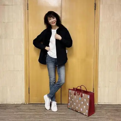 63岁的郑裕玲真不显老,穿黑白色抹胸礼服时髦高级,身材高挑纤瘦