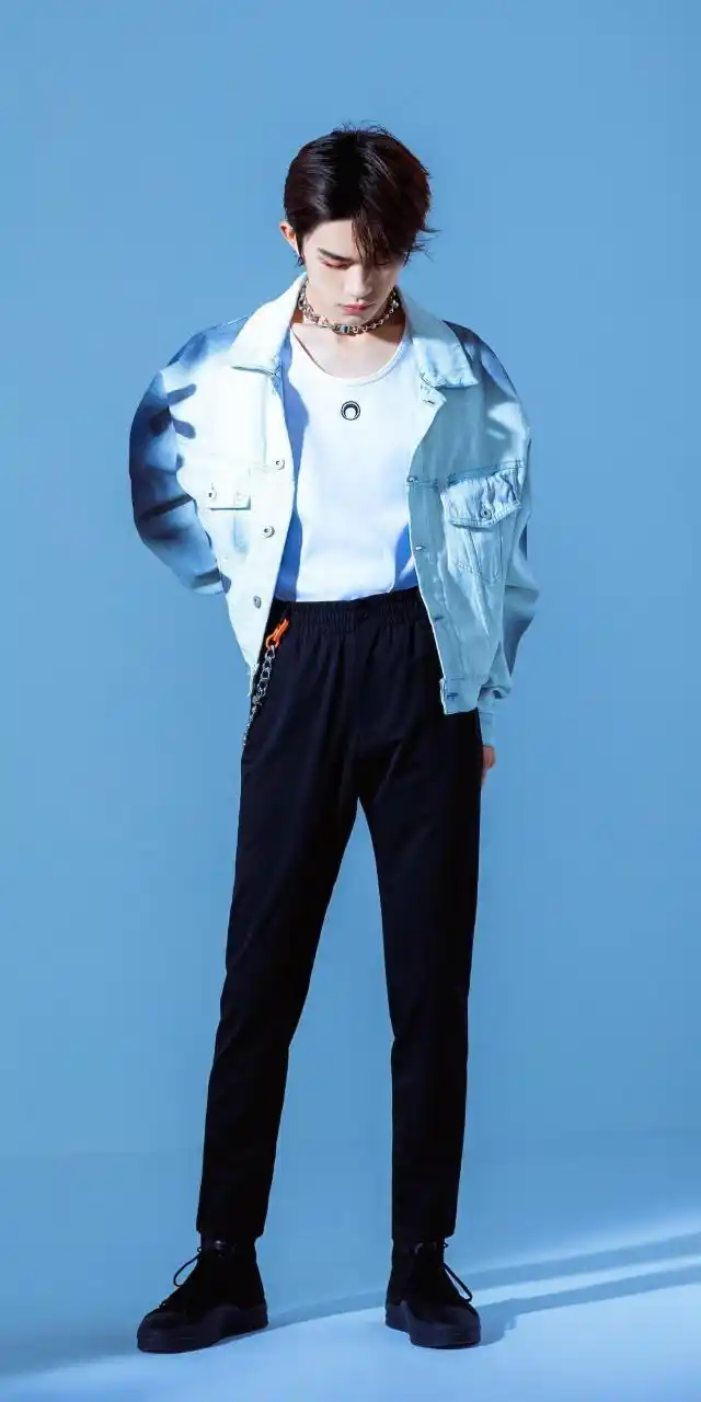 穿着牛仔外套拍摄时尚大片,中性利落,潇洒帅气,眼神坚毅,真是越看越