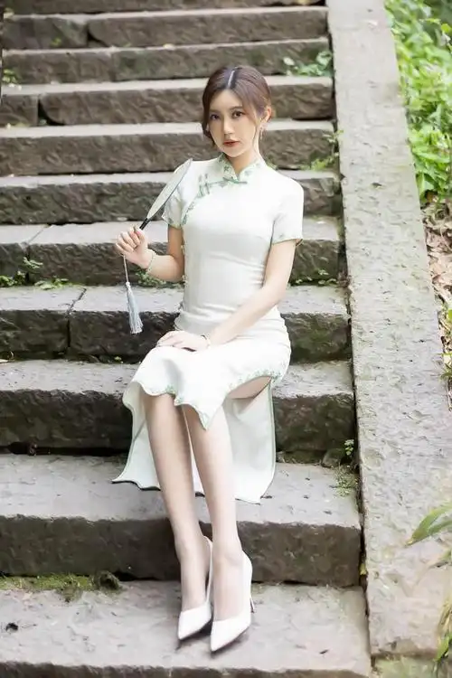 美女旗袍穿搭白色盘扣旗袍搭肉丝高跟鞋性感魅惑又不失高雅